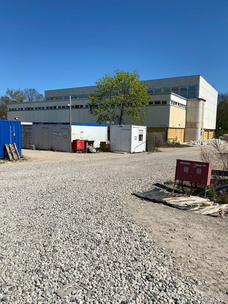 Turnhalle-Blick-von-der-Schule-aus