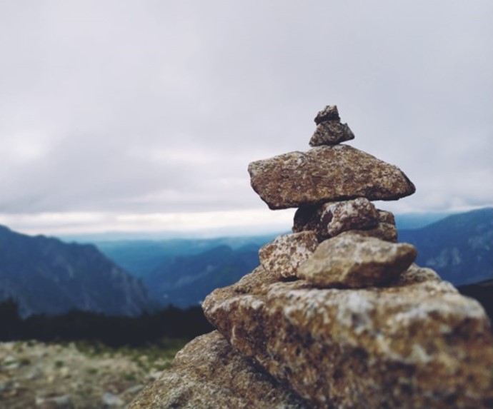 Mit Steinen markieren Juden ihre Gräber …und Wanderer die Wege.